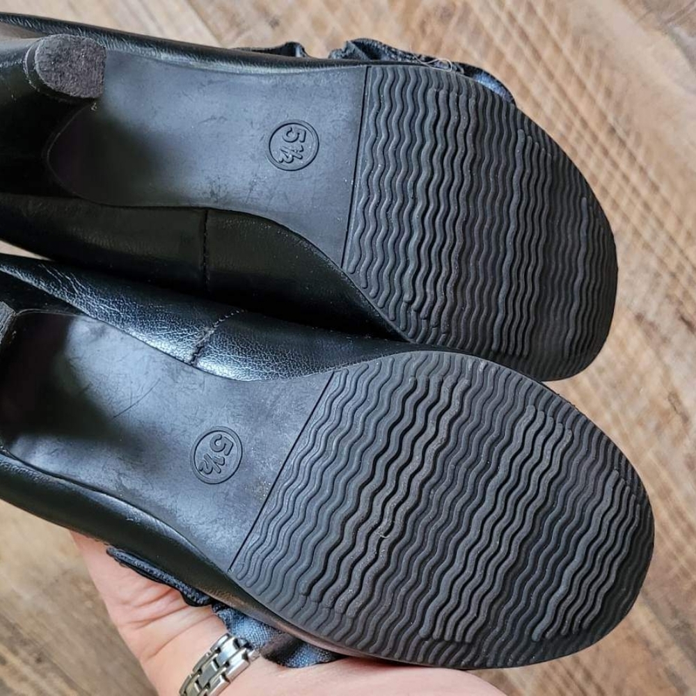 🦖 Leather Ruffle Heels - Picture 2 of 5